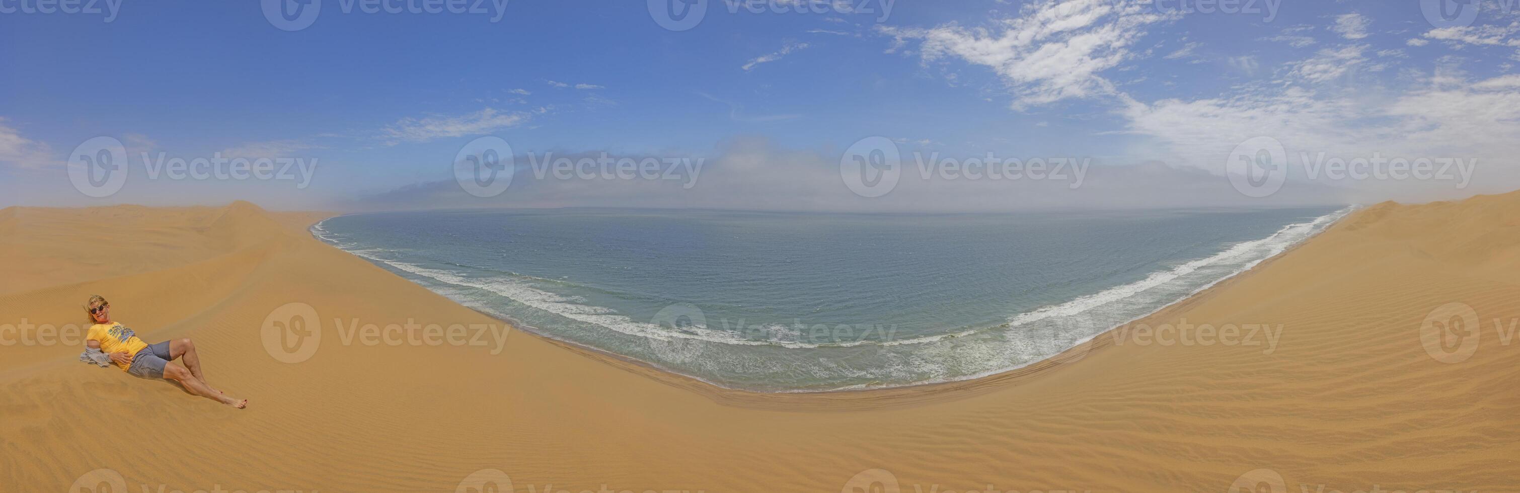 cenário do a dunas do sanduíche Porto dentro Namíbia em a atlântico costa durante a dia foto