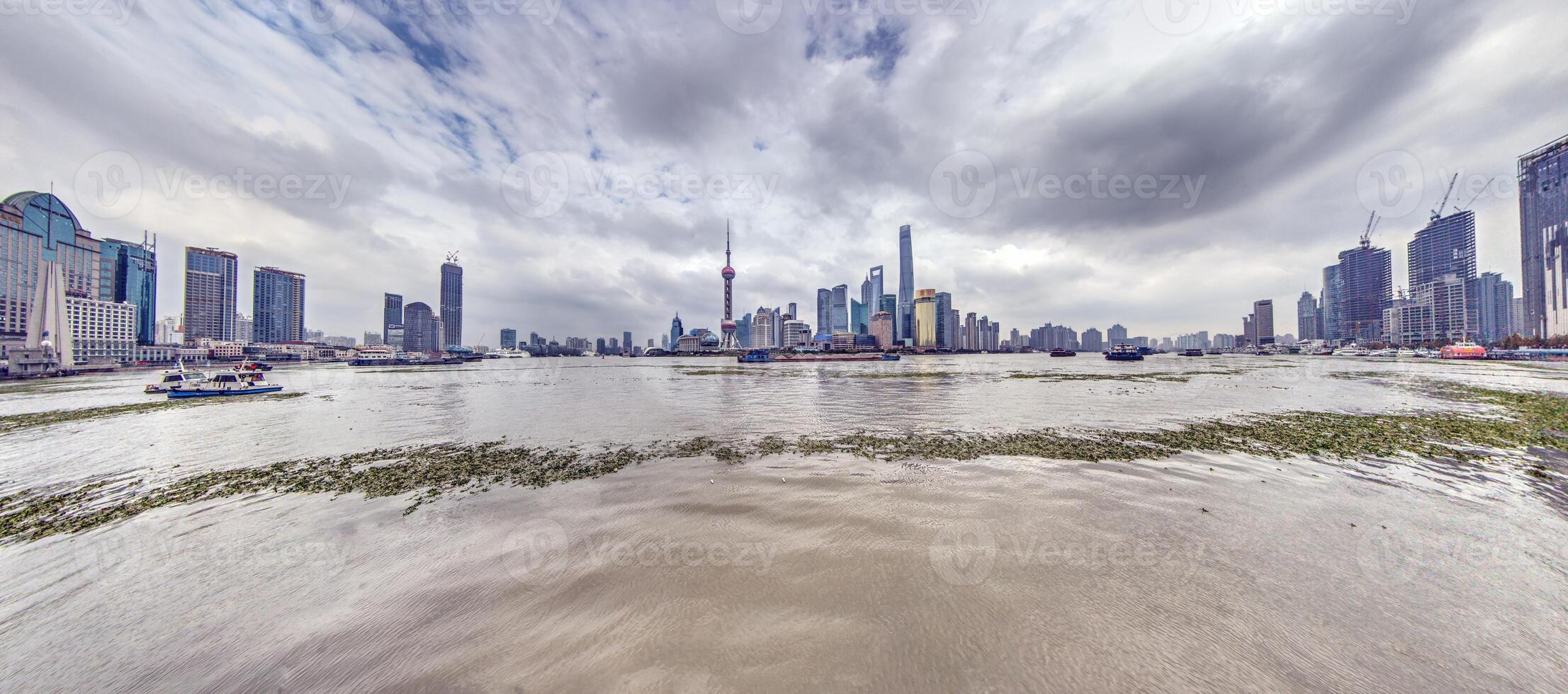 panorâmico Visão do a Huangpu rio e a Xangai Horizonte a partir de a bund foto