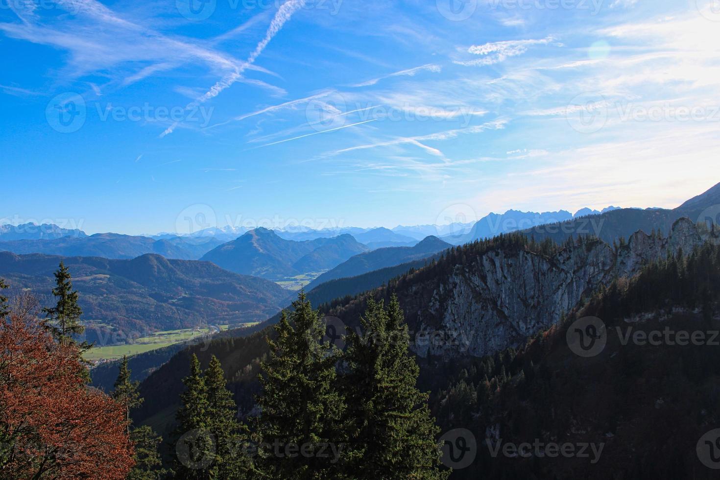 cume da montanha Kampenwand em um lindo dia de outono foto