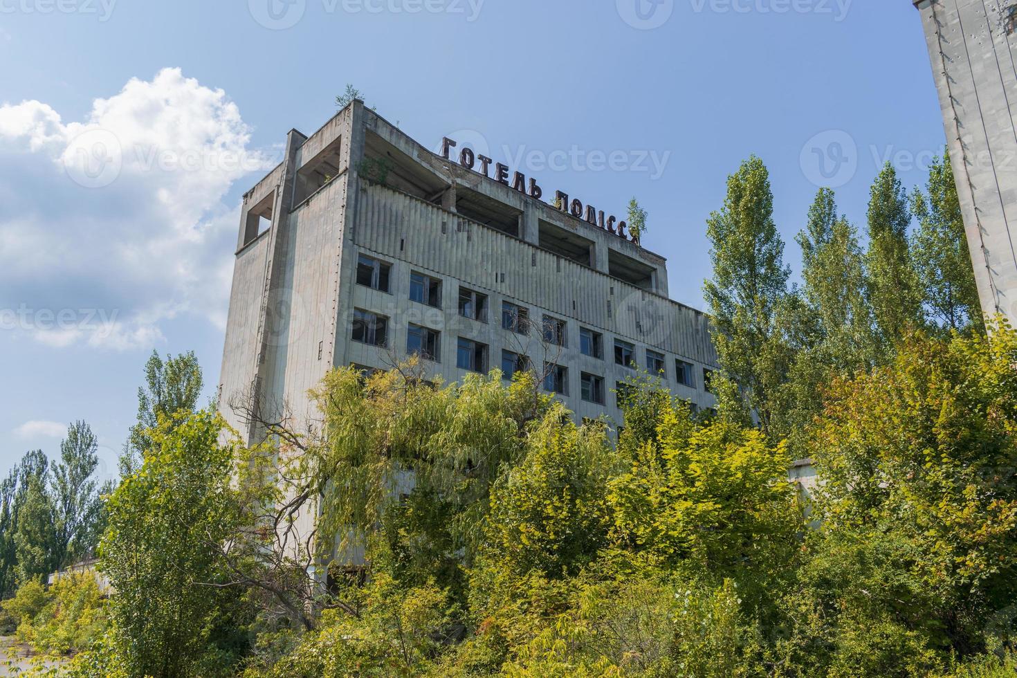 chernobyl, ucrânia, 8 de agosto de 2021. cidade fantasma na zona de exclusão de chernobyl. casa abandonada. hotel energetik e polissya. foto