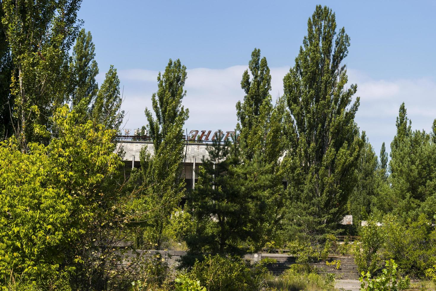 chernobyl, ucrânia, 8 de agosto de 2021. construção em uma cidade fantasma abandonada de pripyat foto