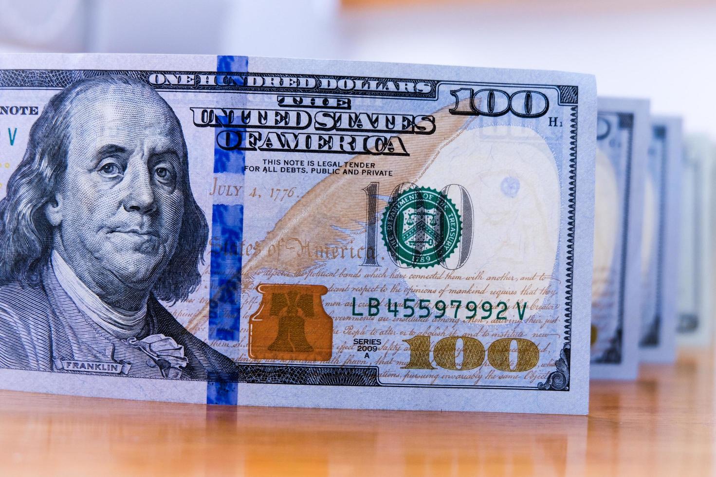 feche cem notas de 100 dólares. Benjamin Franklin no papel para o conceito de ganho de pagamento em dinheiro da América. foto