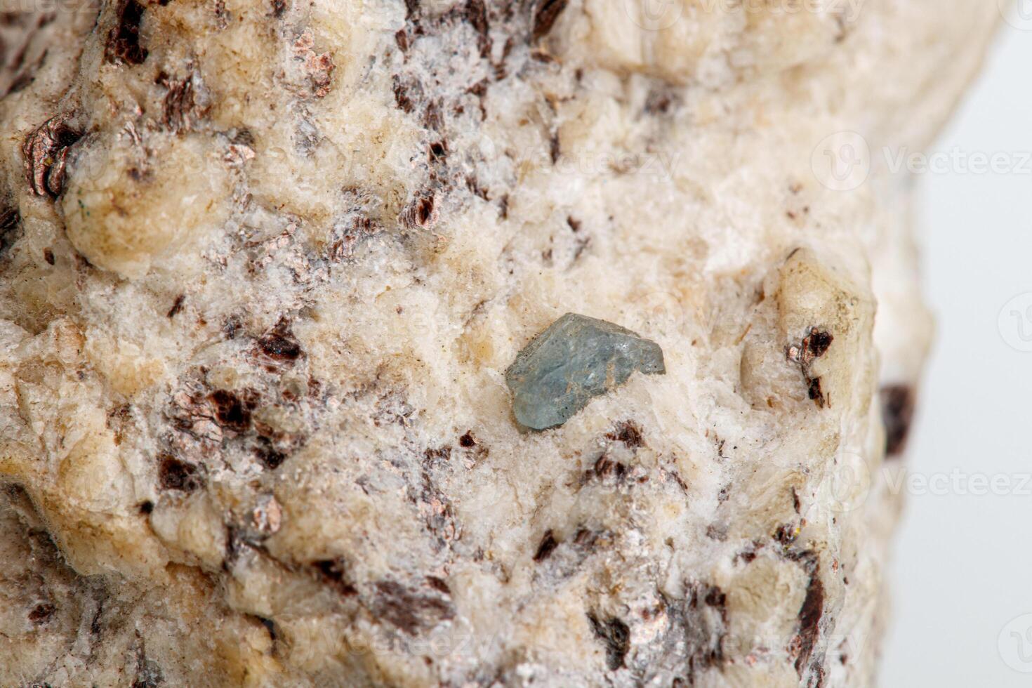 macro mineral pedra safira em uma branco fundo foto