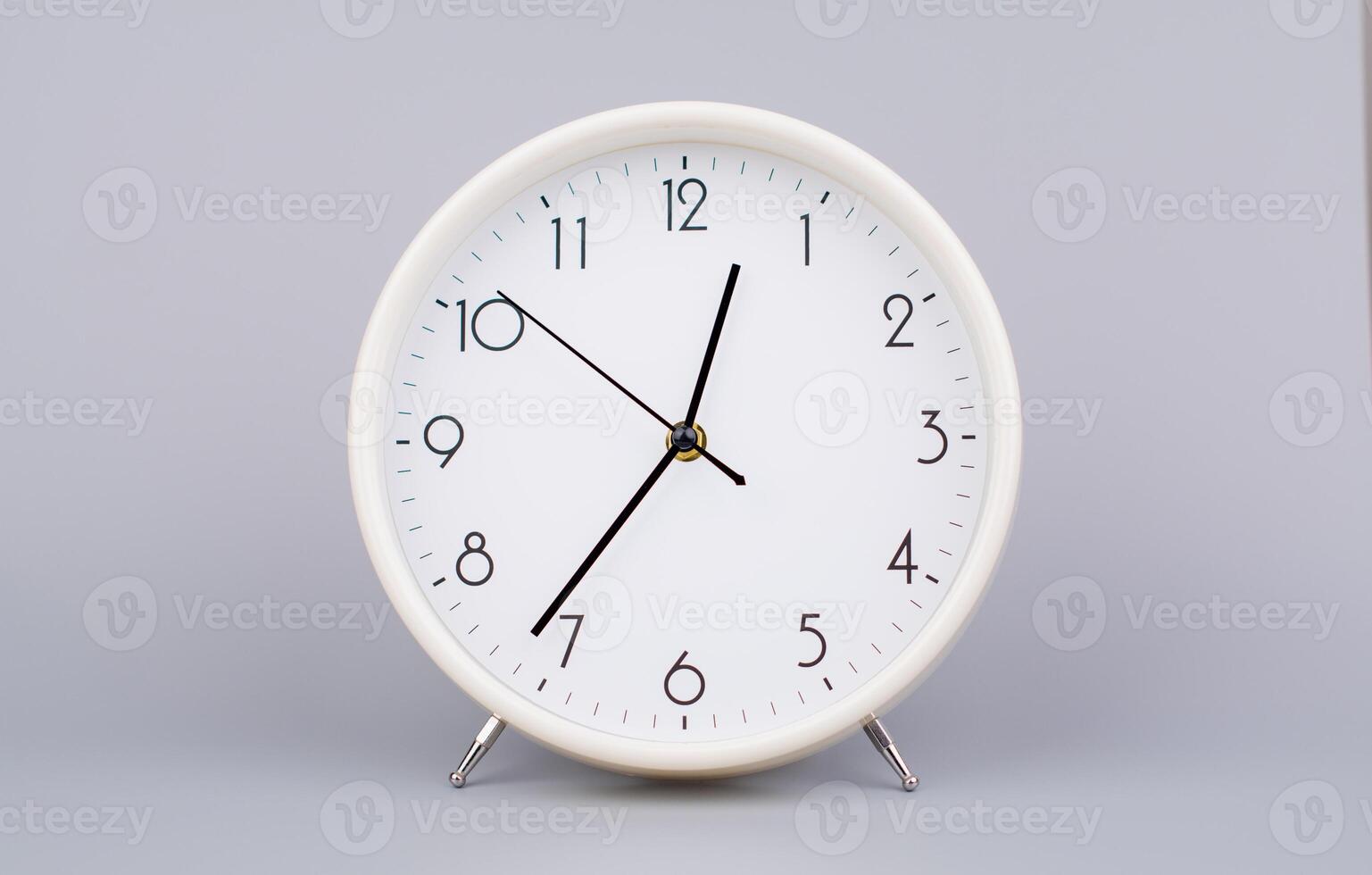 Tempo mão mostra em pé tempo. Alto qualidade estúdio foto do uma relógio. a conceito do Tempo e a regras do Tempo dentro trabalhos