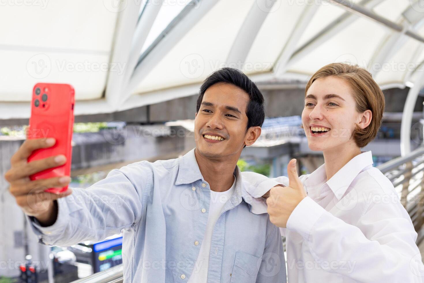 diversidade casal é levando selfie usando Móvel telefone enquanto socializar e desfrutando feliz estilo de vida do vivo dentro urbano metropolitano centro da cidade para moderno universal Projeto cidade conceito foto