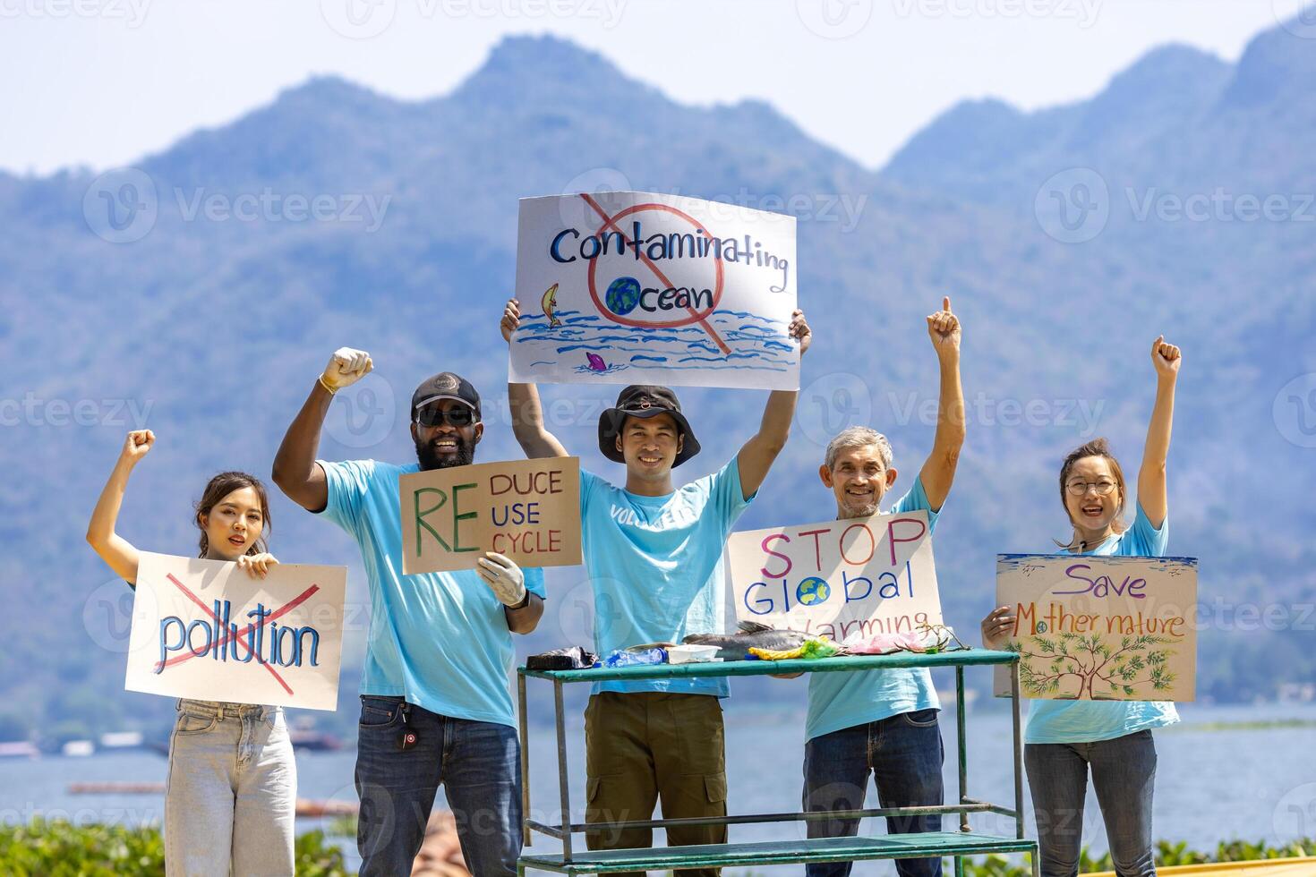 equipe do ecologista voluntários estão demonstrando comício às oceano para clima mudança e salvando natureza com protesto placa contra poluição e mar contaminação para animais selvagens e biodiversidade foto