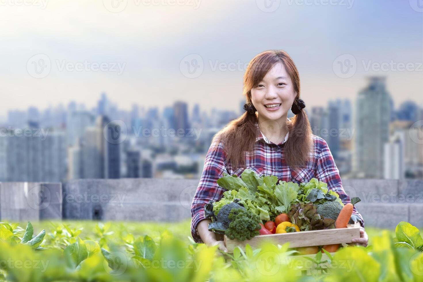 ásia mulher jardineiro é colheita orgânico vegetal enquanto trabalhando às telhado urbano agricultura futurista cidade sustentável jardinagem em a limitado espaço para reduzir carbono pegada e Comida segurança foto