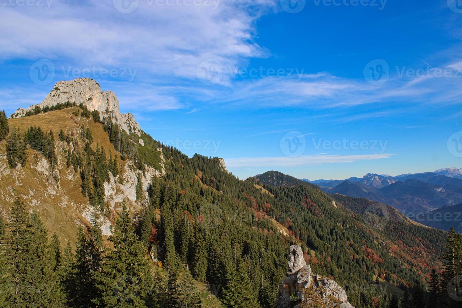 cume da montanha Kampenwand em um lindo dia de outono foto