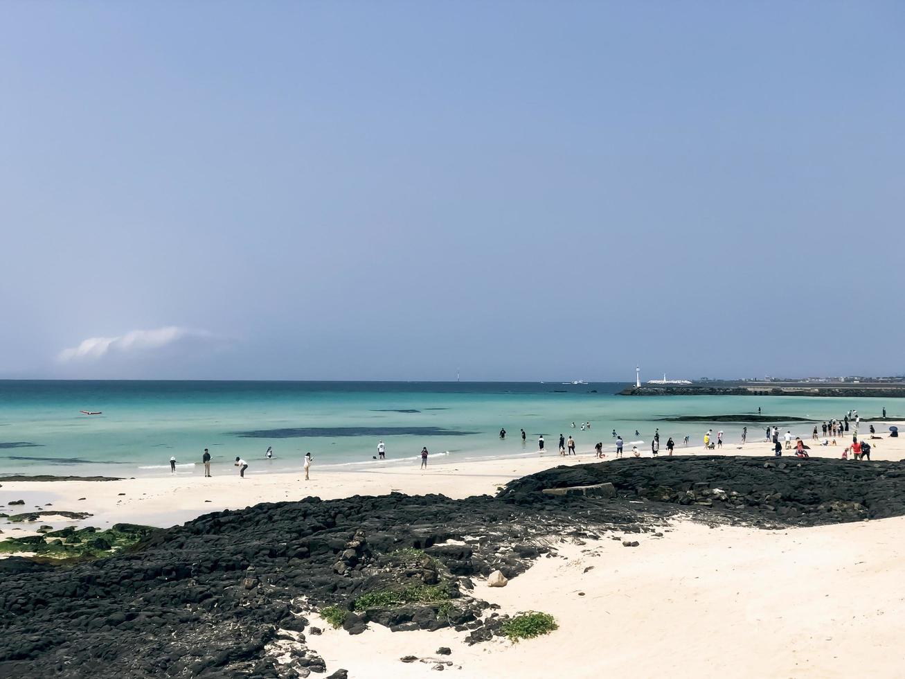 dia de junho na praia da ilha de jeju, coreia do sul foto