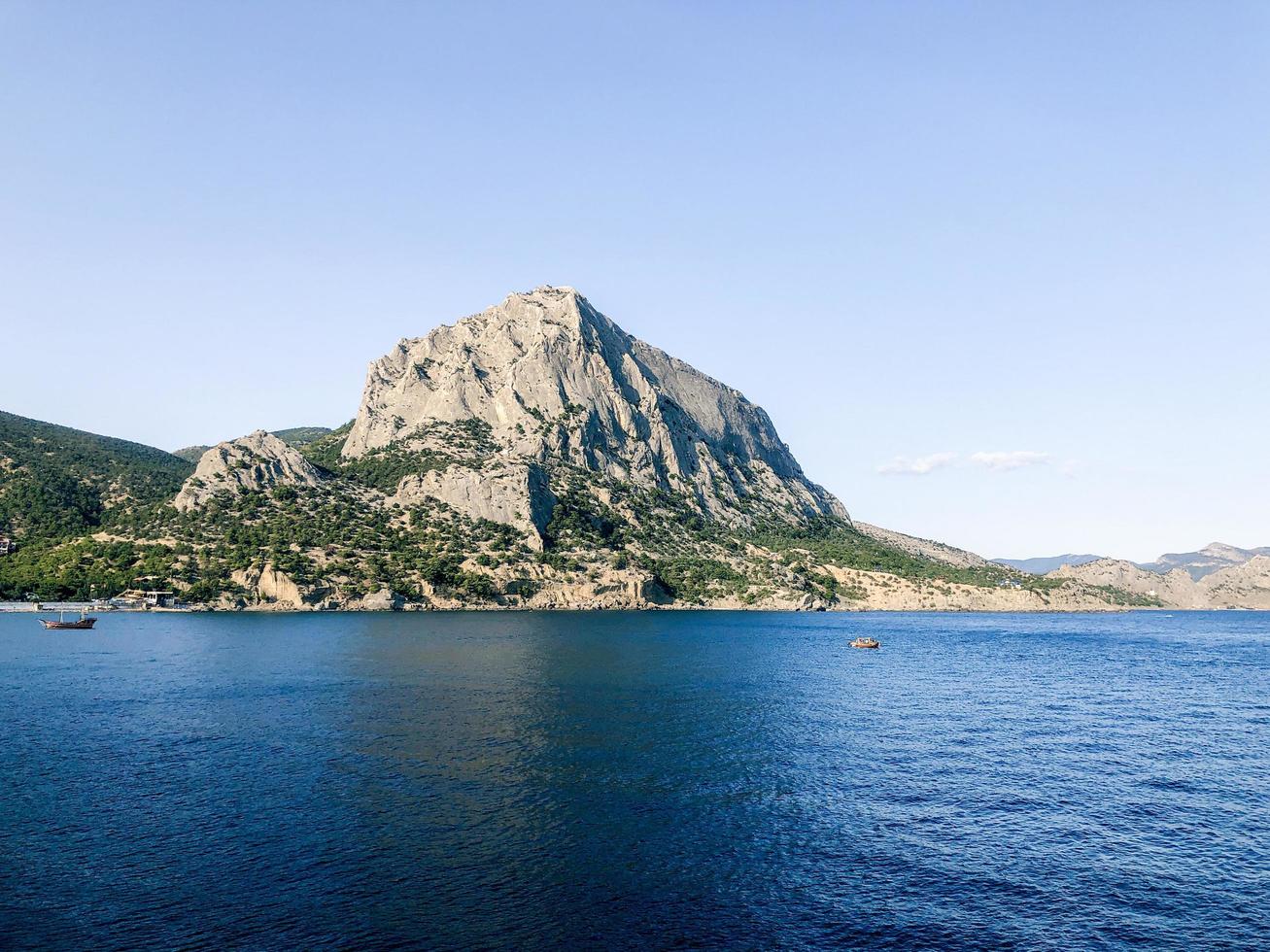 novy svet. montanha sokol. vista do mar. crimeia foto