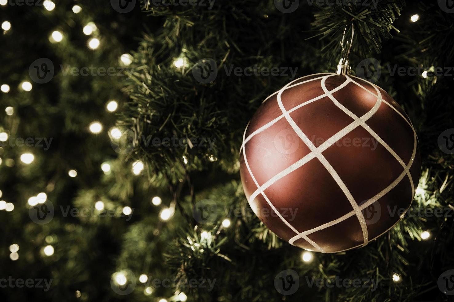bola de natal pendurada na árvore. foto