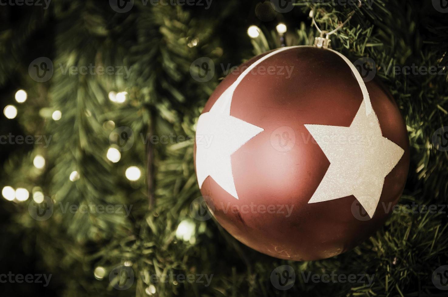 bola de natal pendurada na árvore. foto