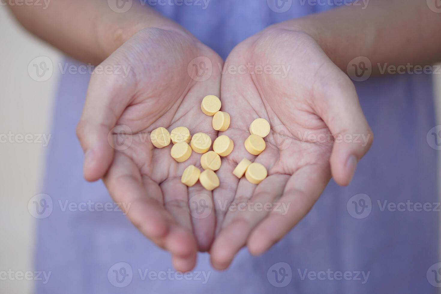 seletivo foco em alguns amarelo dor assassino remédio pílulas em mãos. conceito, saúde Cuidado, tratamento, remédio doença e auto terapia às lar. levando overdose pílulas. foto