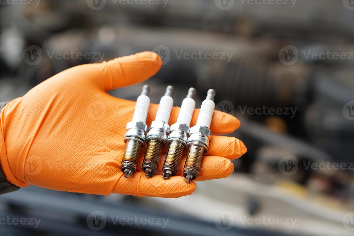 fechar acima mecânico mãos aguarde velho faísca plugue, poupar parte do carro motor. conceito, máquina manutenção, consertar, reparar, Verifica ou diagnosticar automóvel problemas de motor especialista. foto