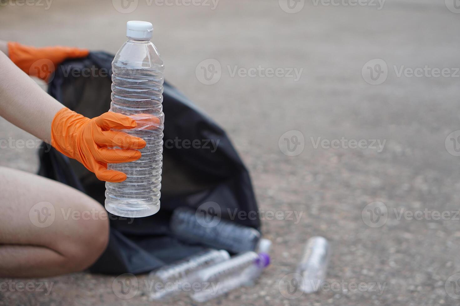 fechar-se mão vestem luvas, aguarde plástico garrafa. conceito, lixo gerenciamento, reutilizado, reciclado plástico garrafas. manter limpar \ limpo e comunidade serviço para a melhor ambiente. zero desperdício. foto