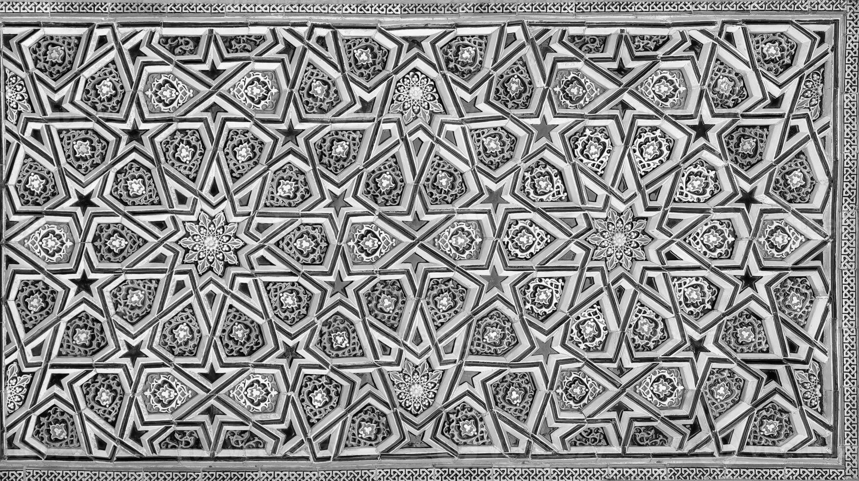 geométrico tradicional islâmico ornamento. fragmento do uma cerâmico mosaico. Preto e branco. foto