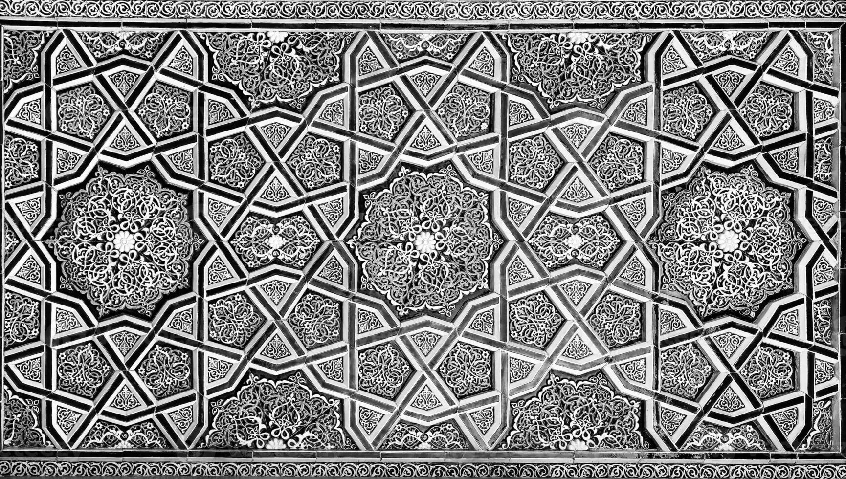 geométrico tradicional islâmico ornamento. fragmento do uma cerâmico mosaico. Preto e branco. foto