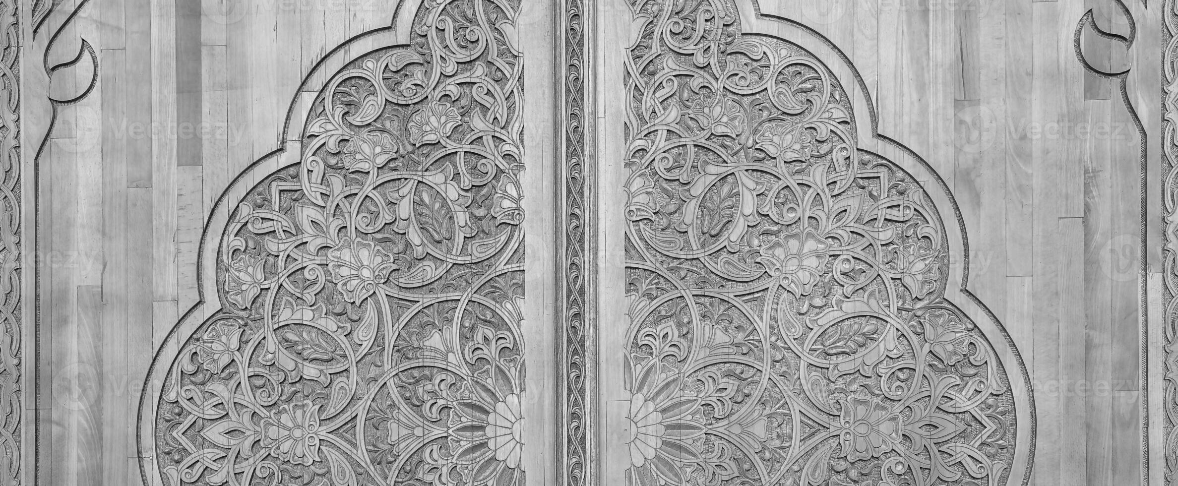 Preto e branco esculpido de madeira portas com padrões e mosaicos. foto