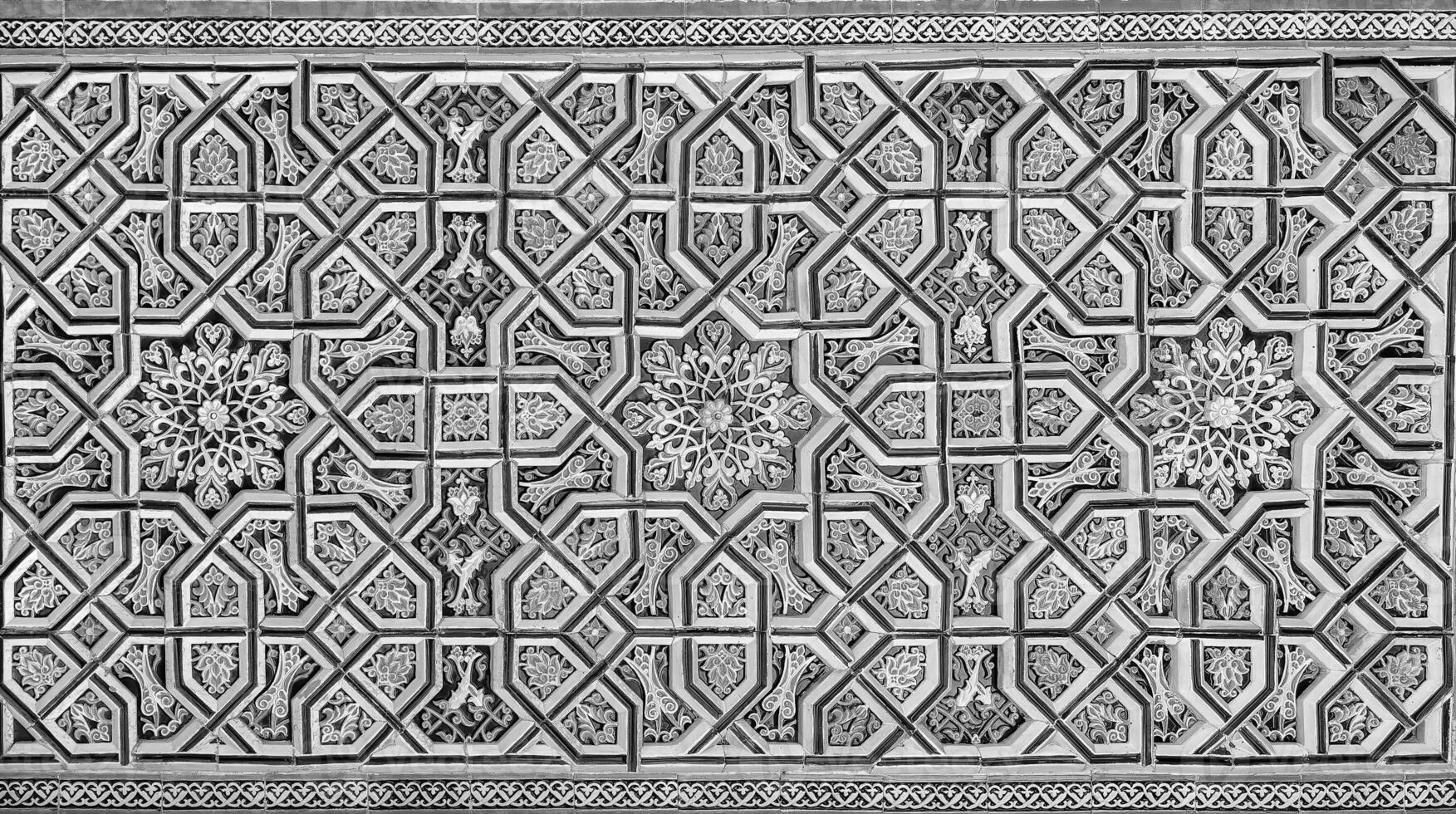 geométrico tradicional islâmico ornamento. fragmento do uma cerâmico mosaico. Preto e branco. foto