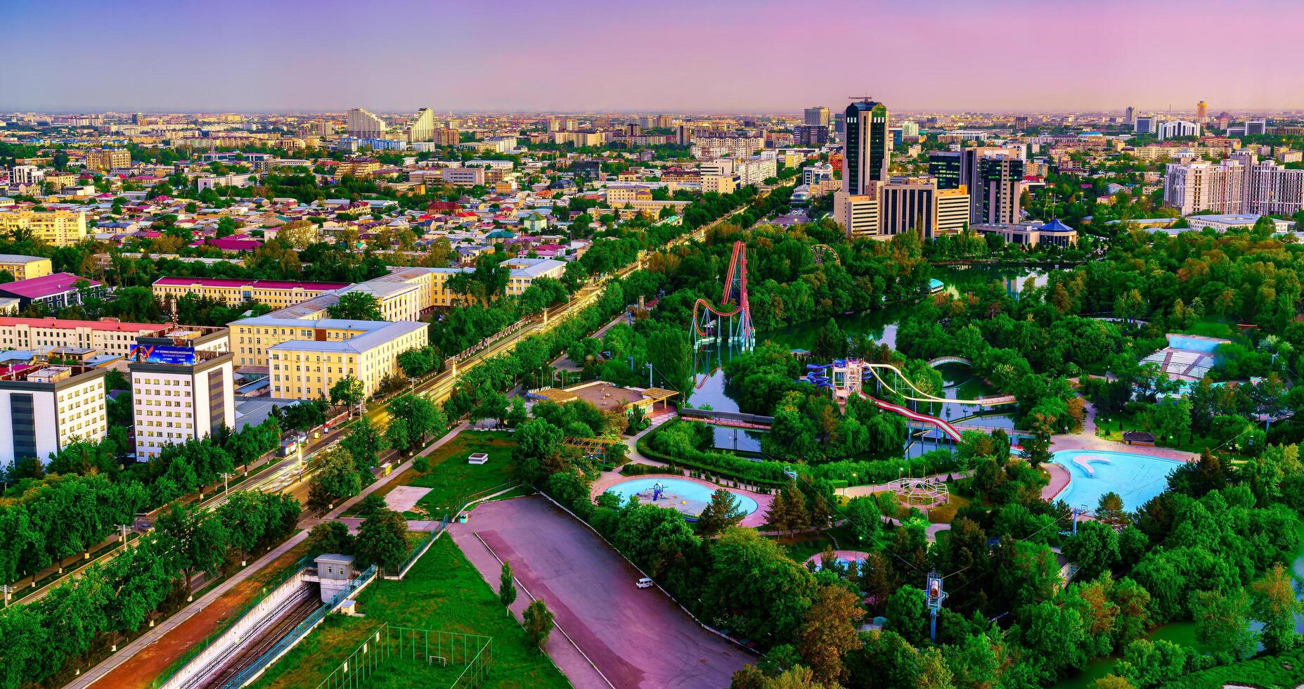 uzbequistão, Tashkent - abril 24, 2023 topo Visão a partir de a observação área coberta em a Tashkent televisão torre para a central parte do a cidade durante a crepúsculo. foto