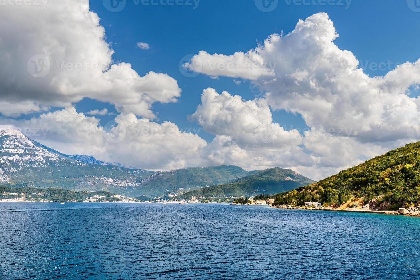 baía do kotor dentro a adriático mar, Montenegro. mar cruzeiro perto a costa. foto