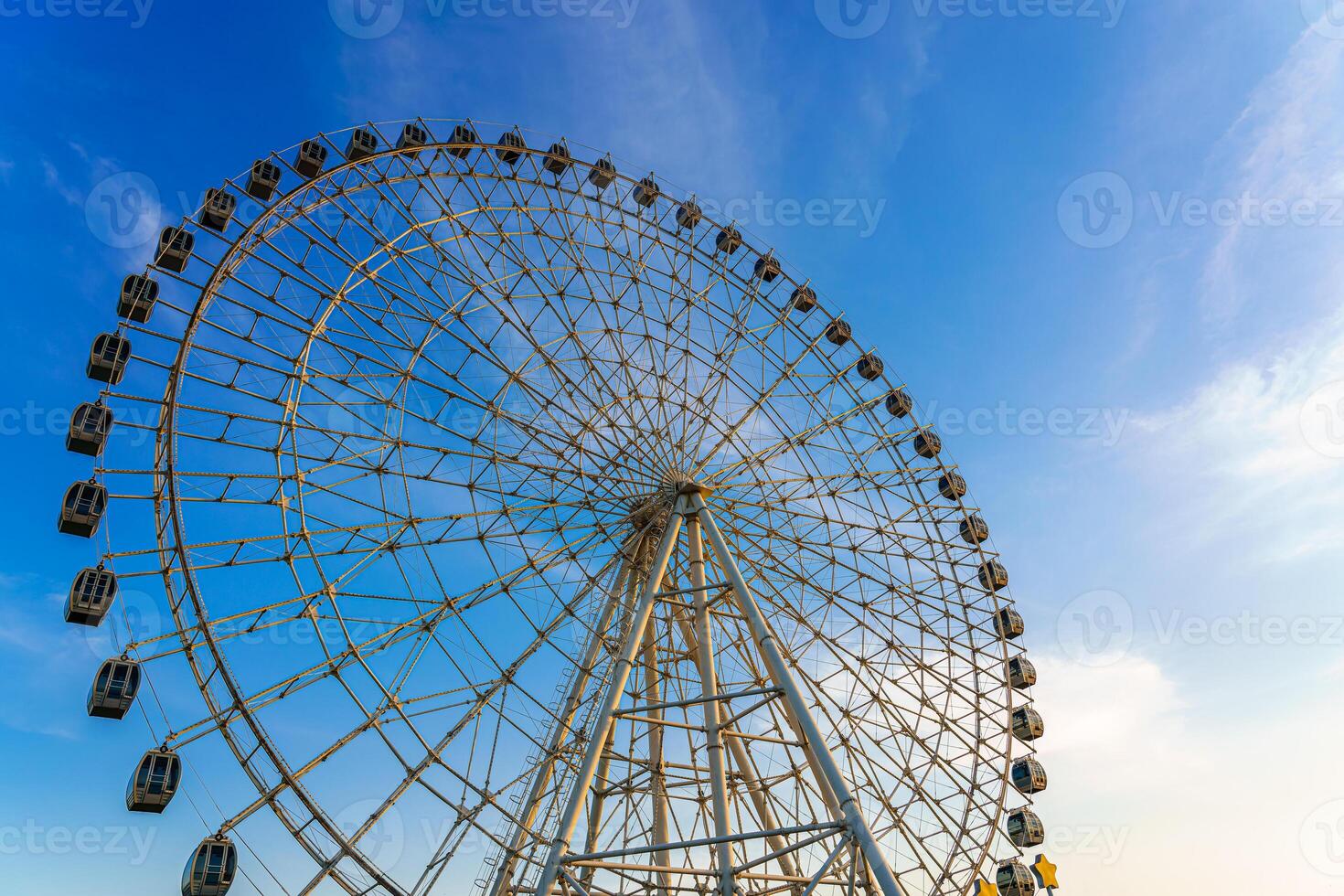 Alto ferris roda às pôr do sol ou nascer do sol com nublado céu fundo. foto