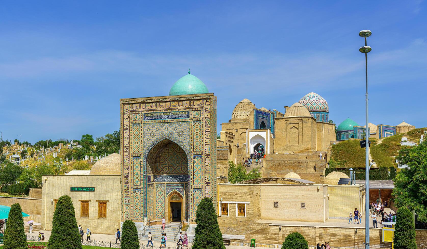 samarcanda, uzbequistão - abril 27, 2023 a antigo mausoléu do shakh-i-zinda, a túmulo do vivo rei, durante a reinado do emir temur dentro samarcanda. foto