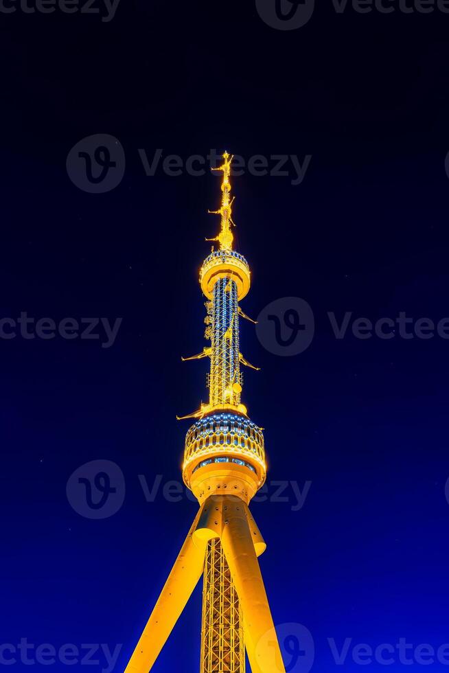 Tashkent televisão torre iluminado de noite iluminação às período noturno. foto