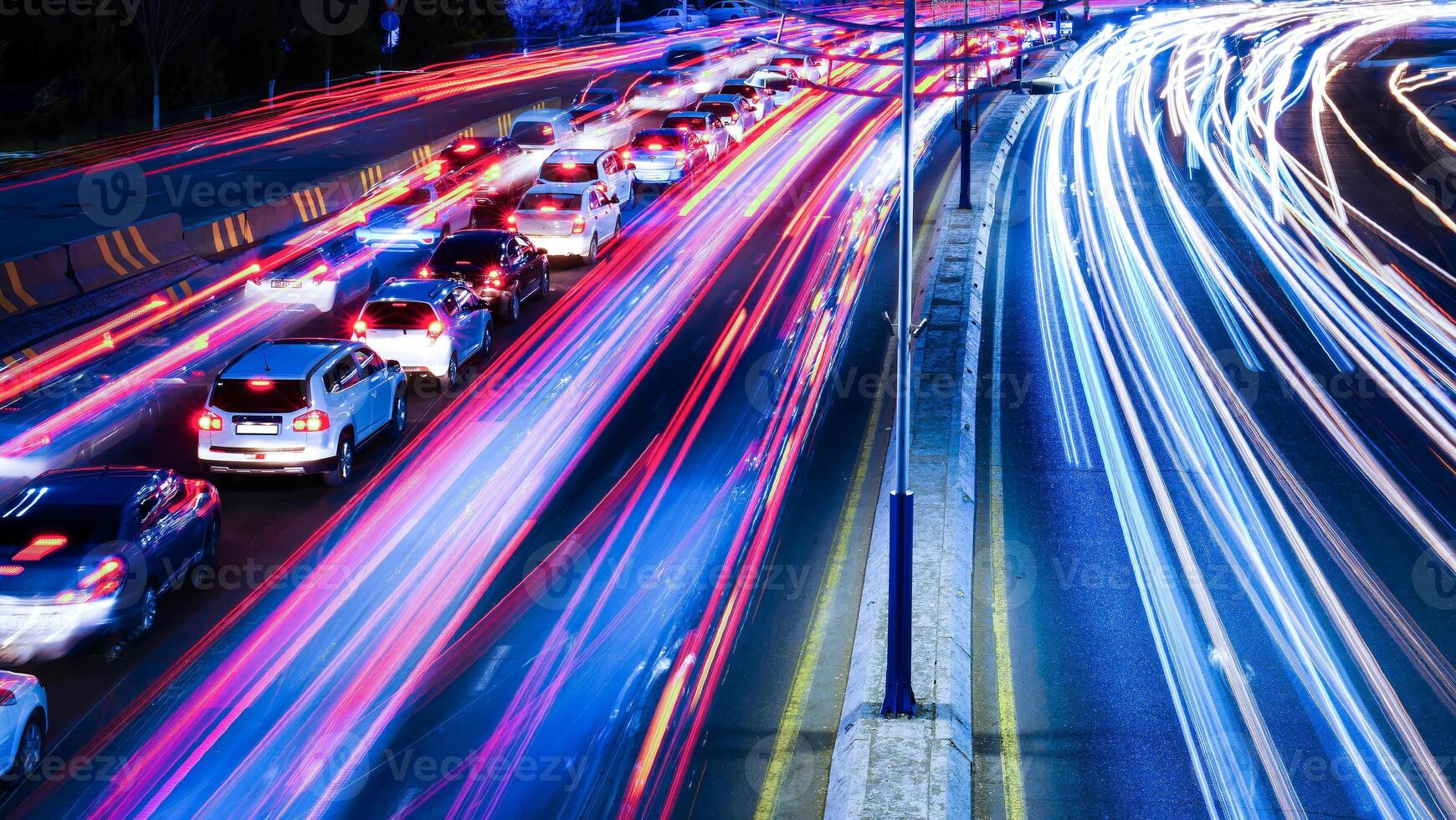 carro tráfego luz às noite cidade. foto