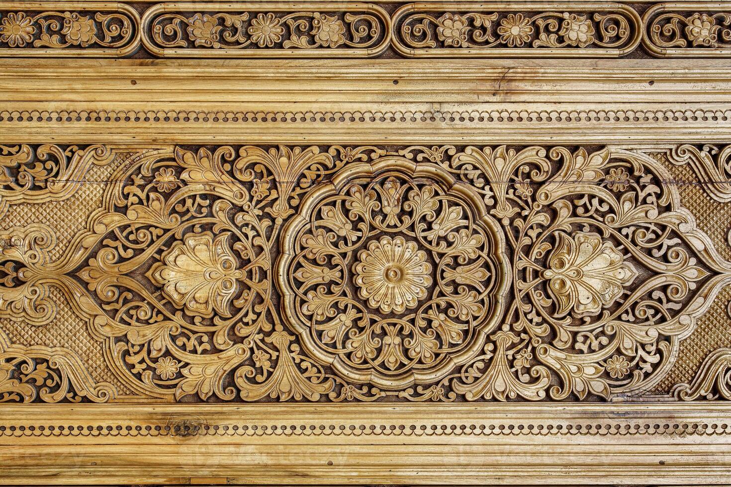 fragmento do a antigo esculpido de madeira porta. ornamentado. foto