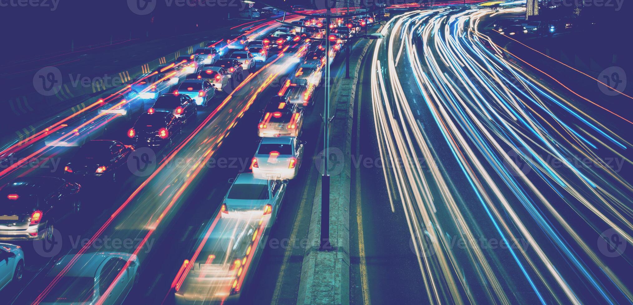 carro tráfego luz às noite cidade. foto