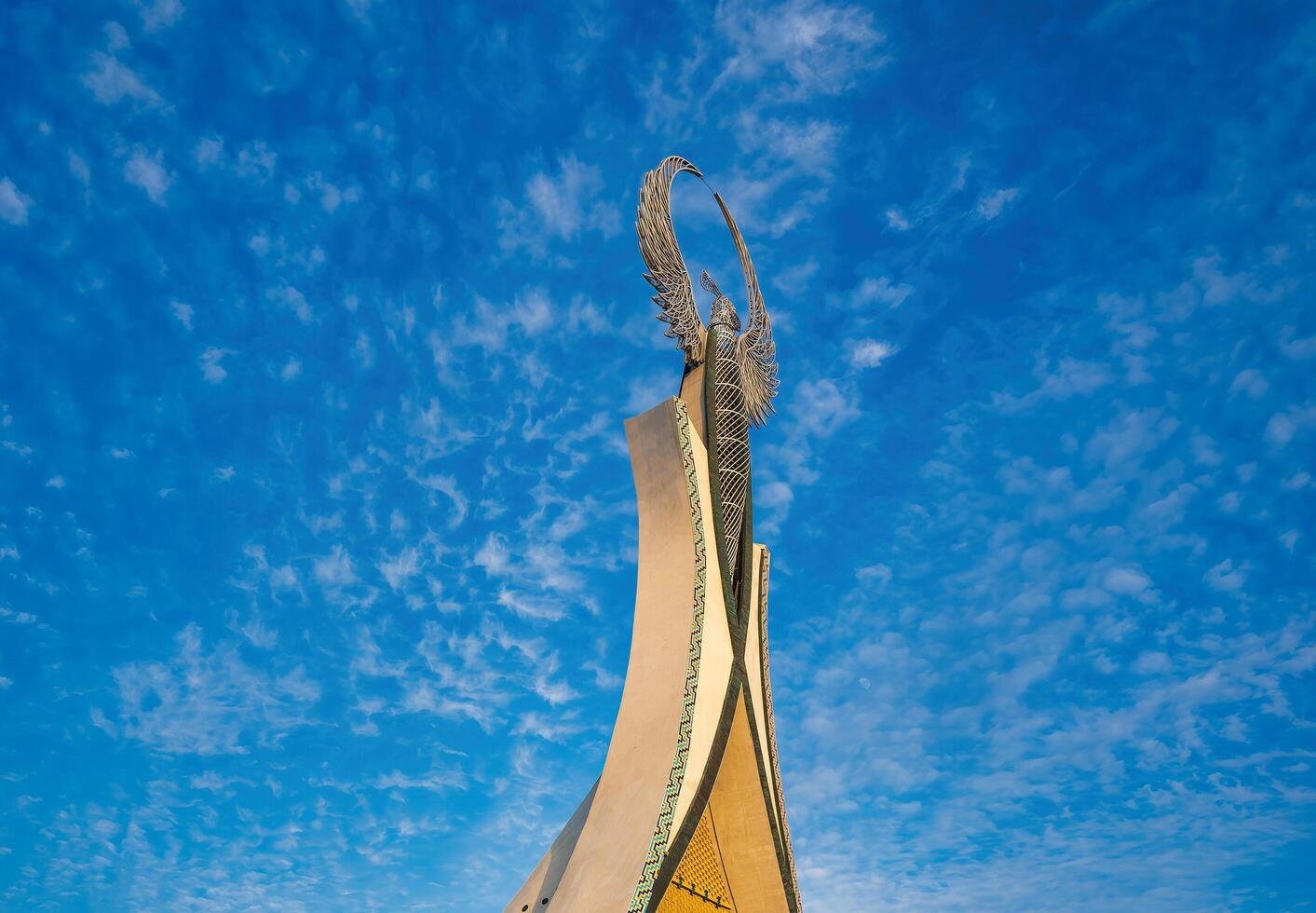 uzbequistão, Tashkent - janeiro 4, 2023 monumento do independência dentro a Formato do uma estela com uma humo pássaro dentro a Novo uzbequistão parque. foto