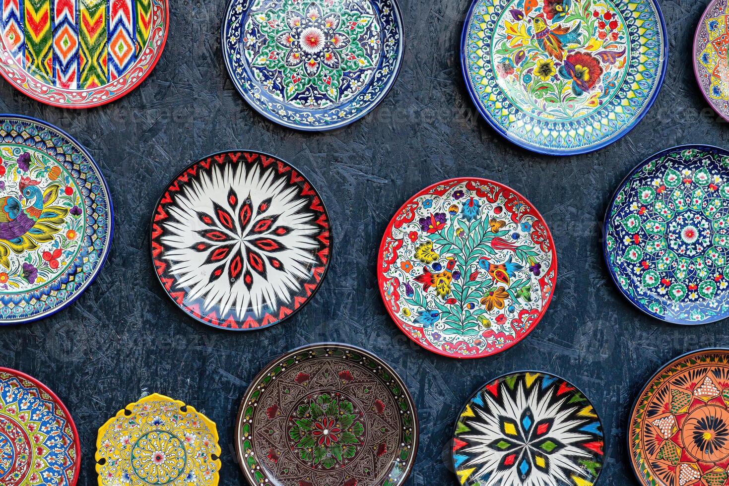 árabe pintado cerâmico pratos em a muro. foto