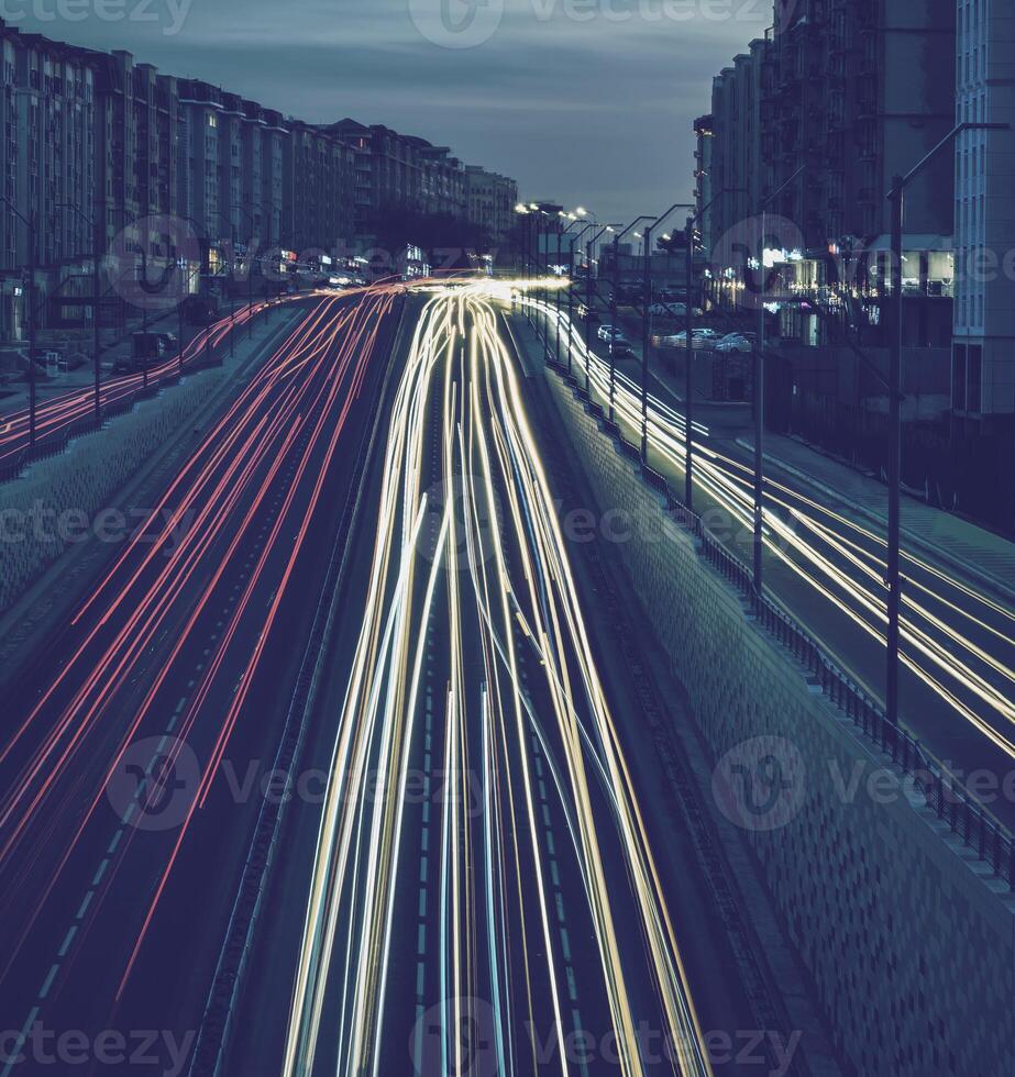 carro tráfego luz às noite cidade. foto