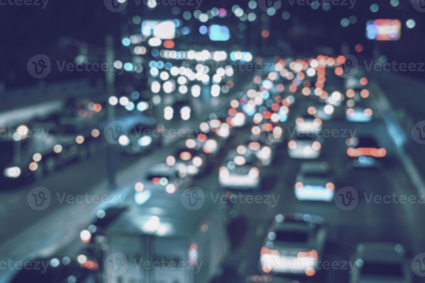 borrado carro tráfego luz às noite cidade. tráfego geléia dentro tarde pressa hora. foto