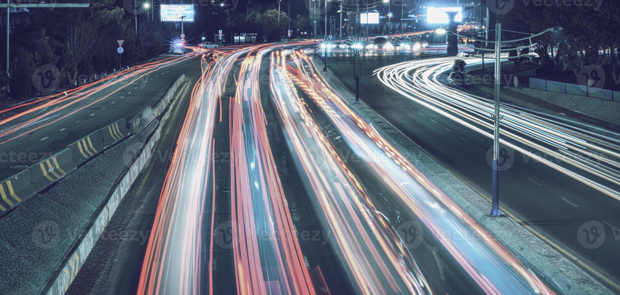 carro tráfego luz às noite cidade. foto