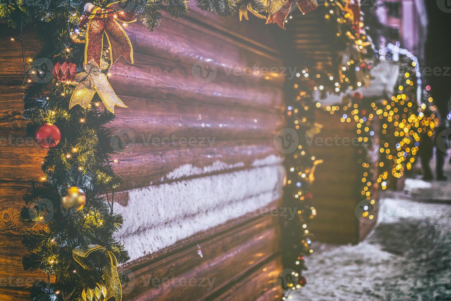 Natal ou Novo anos mercado dentro uma Europa com casas decorado com brinquedo bolas e guirlandas às noite. vintage filme estética. foto