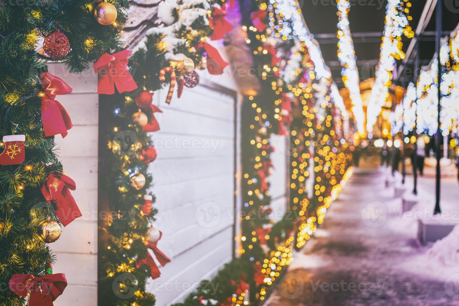 Natal ou Novo anos mercado dentro uma Europa com casas decorado com brinquedo bolas e guirlandas às noite. vintage filme estética. foto