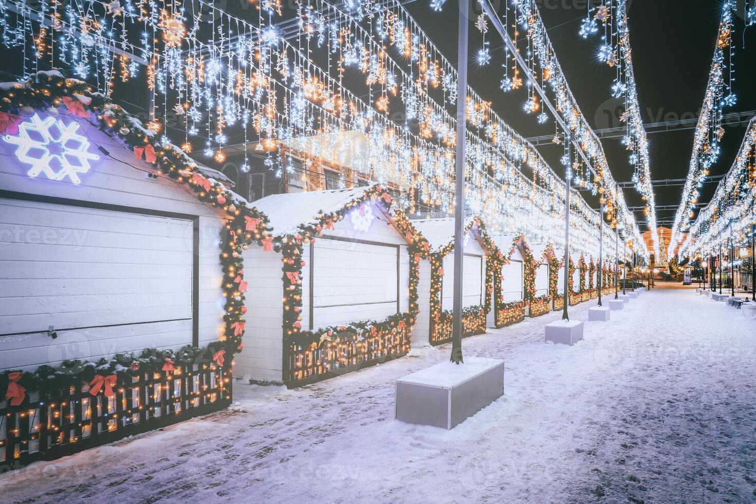 Natal ou Novo anos mercado dentro uma Europa com casas decorado com brinquedo bolas e guirlandas às noite. vintage filme estética. foto