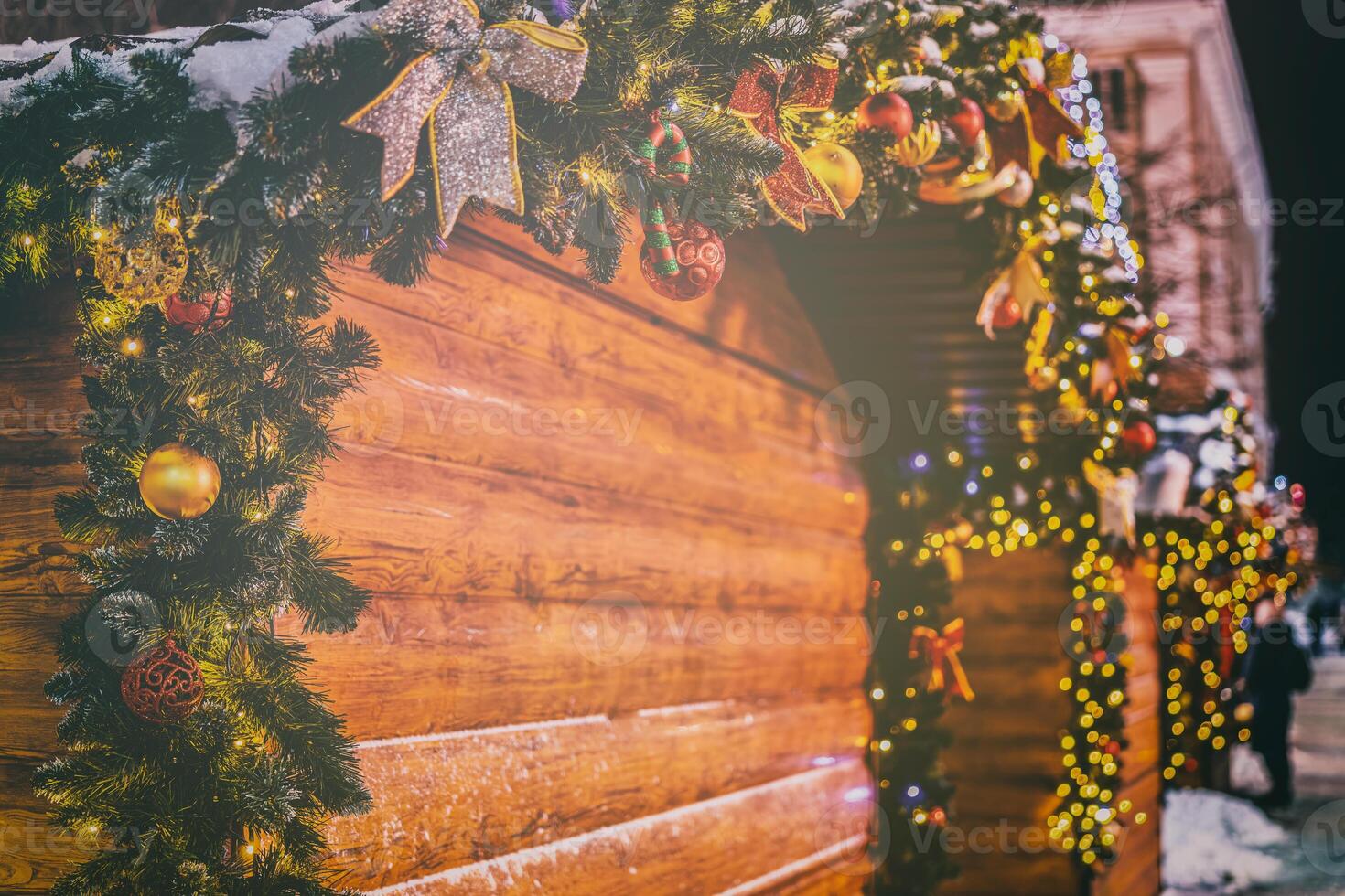 Natal ou Novo anos mercado dentro uma Europa com casas decorado com brinquedo bolas e guirlandas às noite. vintage filme estética. foto