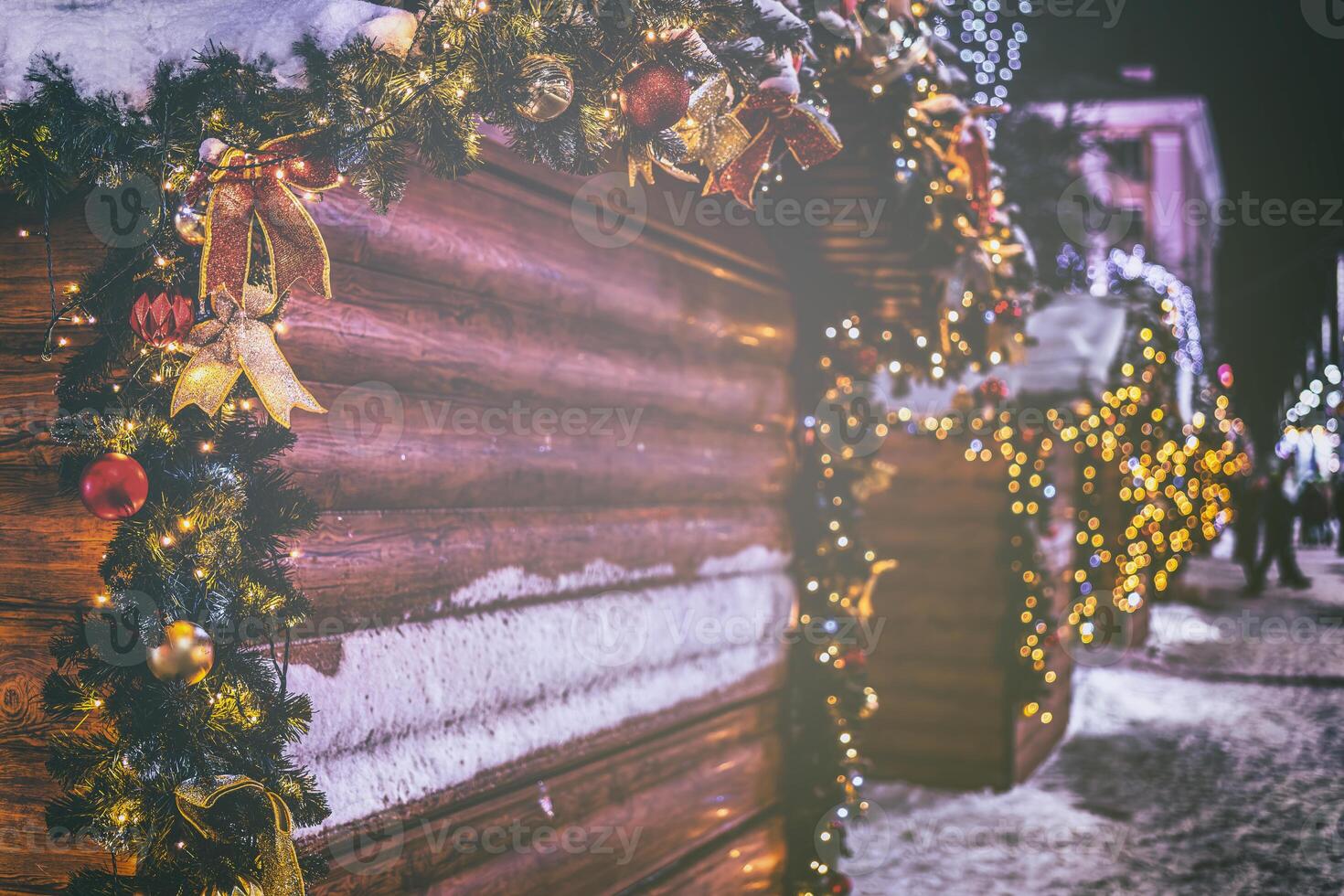 Natal ou Novo anos mercado dentro uma Europa com casas decorado com brinquedo bolas e guirlandas às noite. vintage filme estética. foto