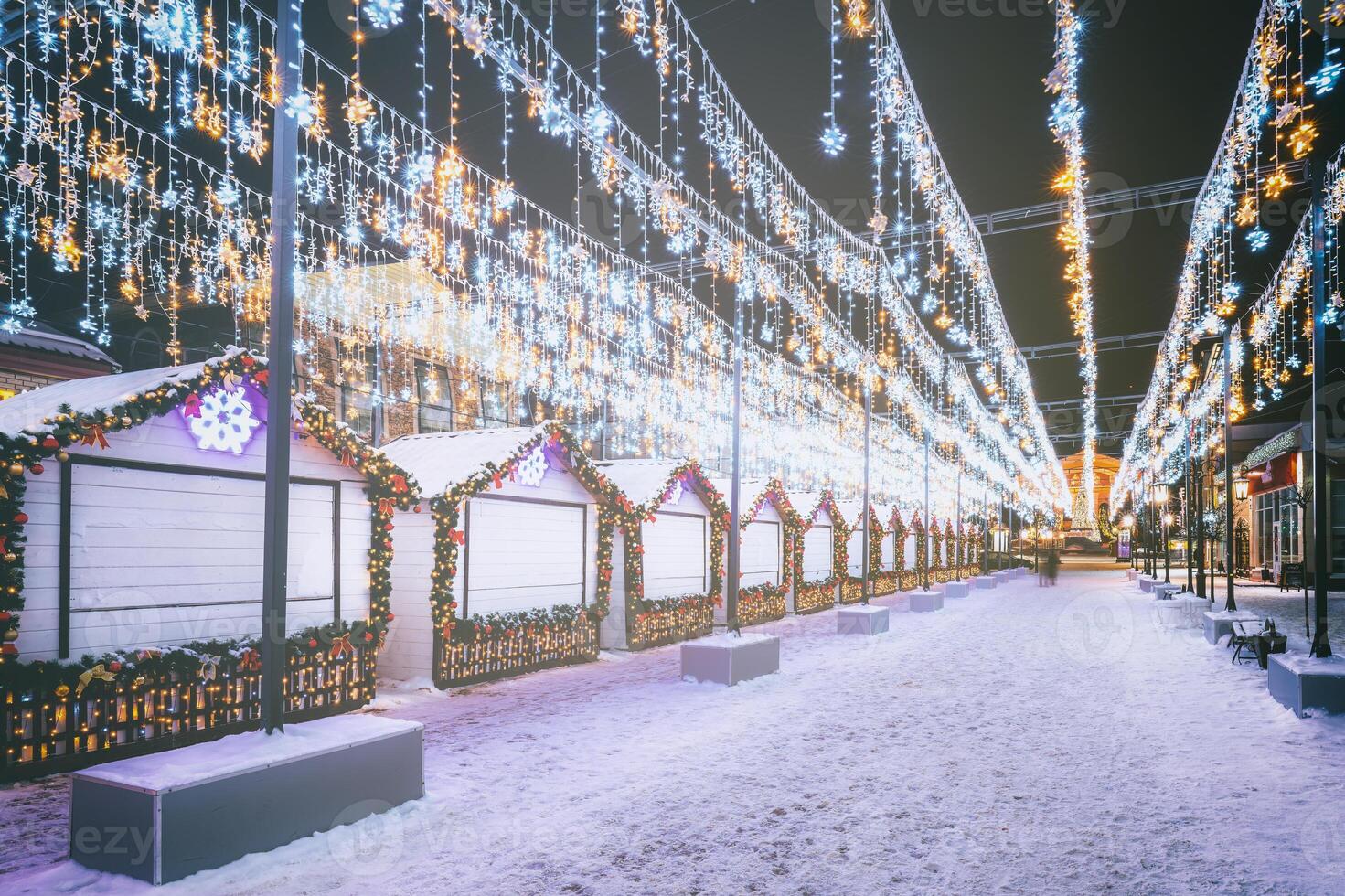 Natal ou Novo anos mercado dentro uma Europa com casas decorado com brinquedo bolas e guirlandas às noite. vintage filme estética. foto