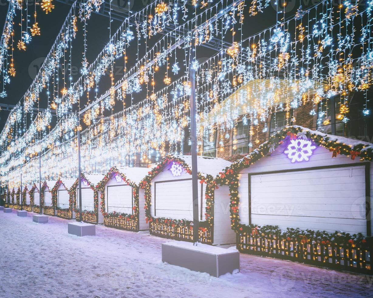 Natal ou Novo anos mercado dentro uma Europa com casas decorado com brinquedo bolas e guirlandas às noite. vintage filme estética. foto