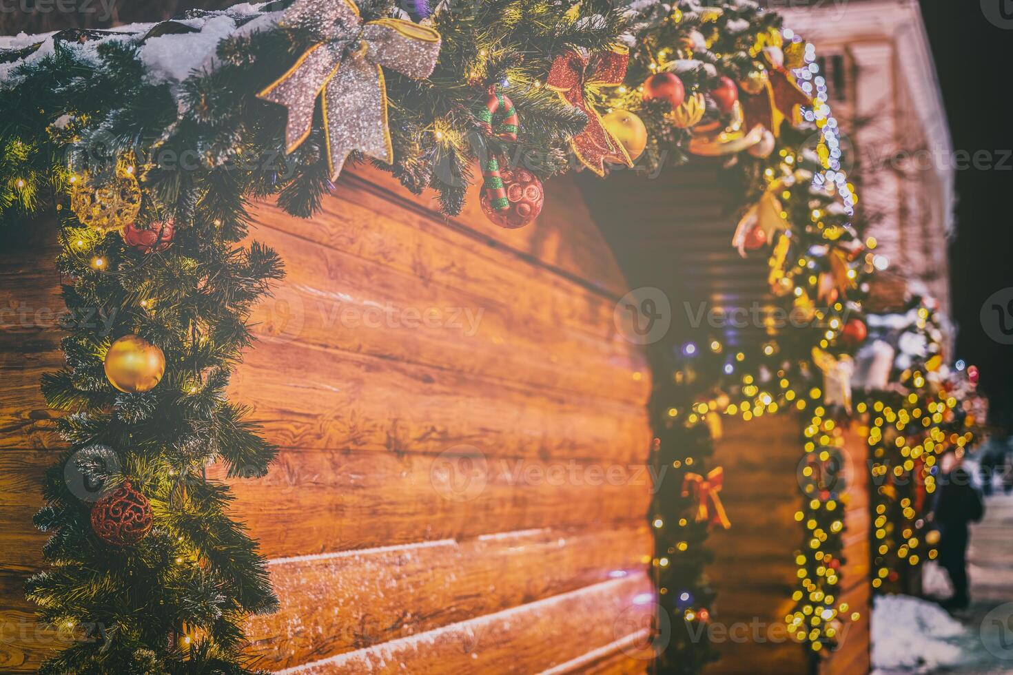 Natal ou Novo anos mercado dentro uma Europa com casas decorado com brinquedo bolas e guirlandas às noite. vintage filme estética. foto