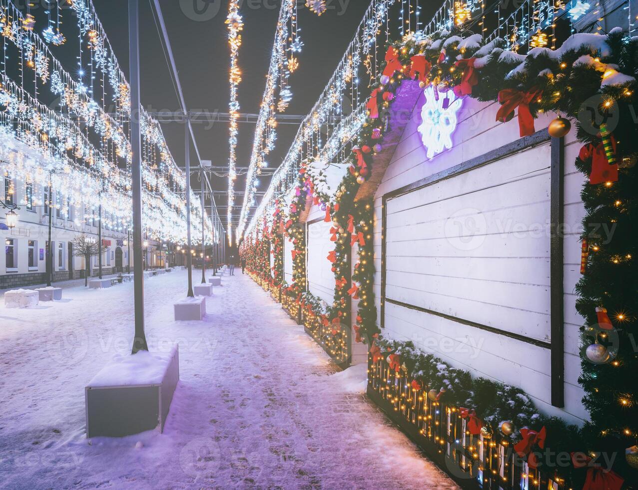 Natal ou Novo anos mercado dentro uma Europa com casas decorado com brinquedo bolas e guirlandas às noite. vintage filme estética. foto