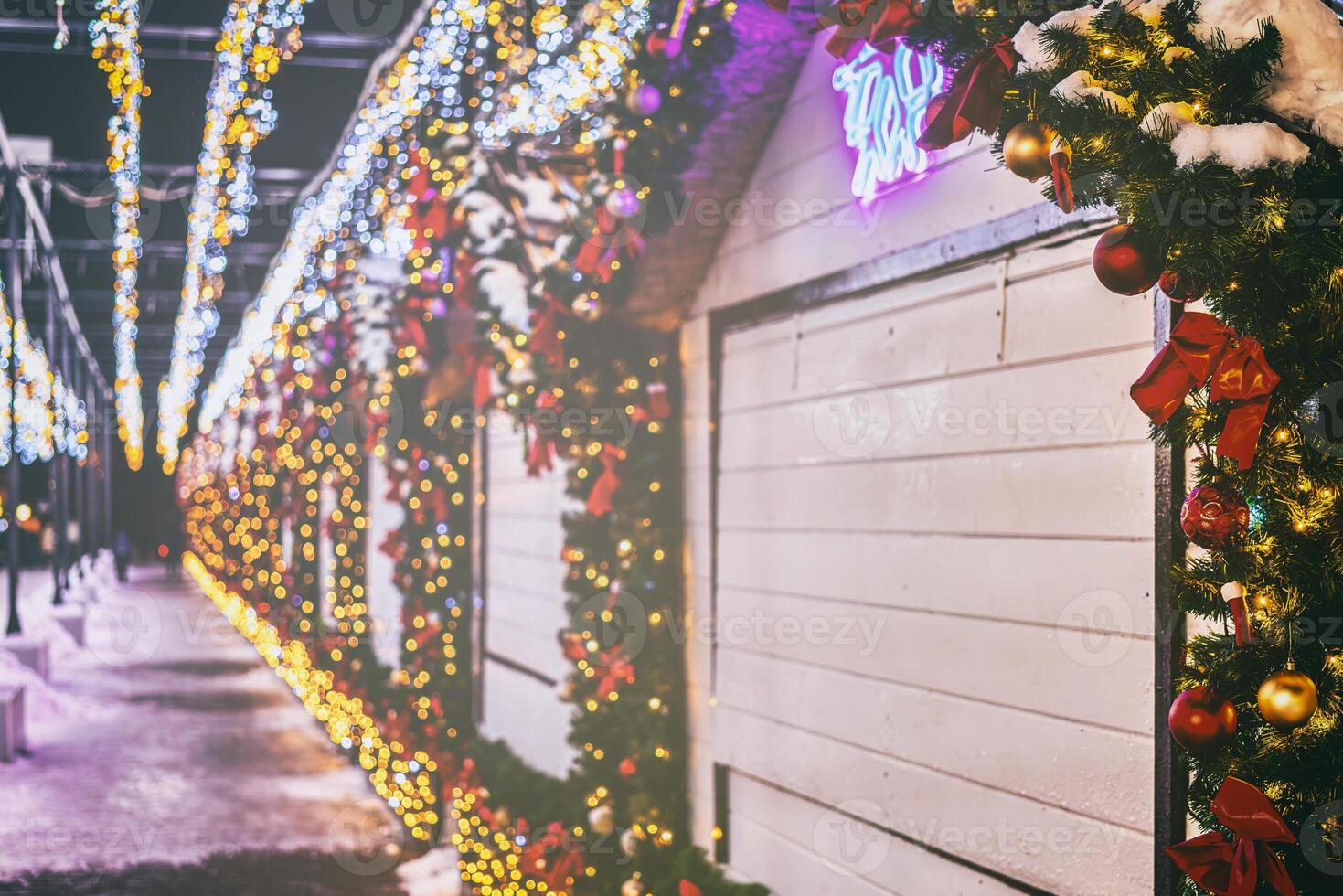 Natal ou Novo anos mercado dentro uma Europa com casas decorado com brinquedo bolas e guirlandas às noite. vintage filme estética. foto