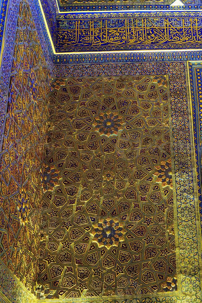 enfeite do a interior do a gur emir mausoléu dentro samarcanda, uzbequistão. muçulmano oriental tradicional geométrico ornamento. foto