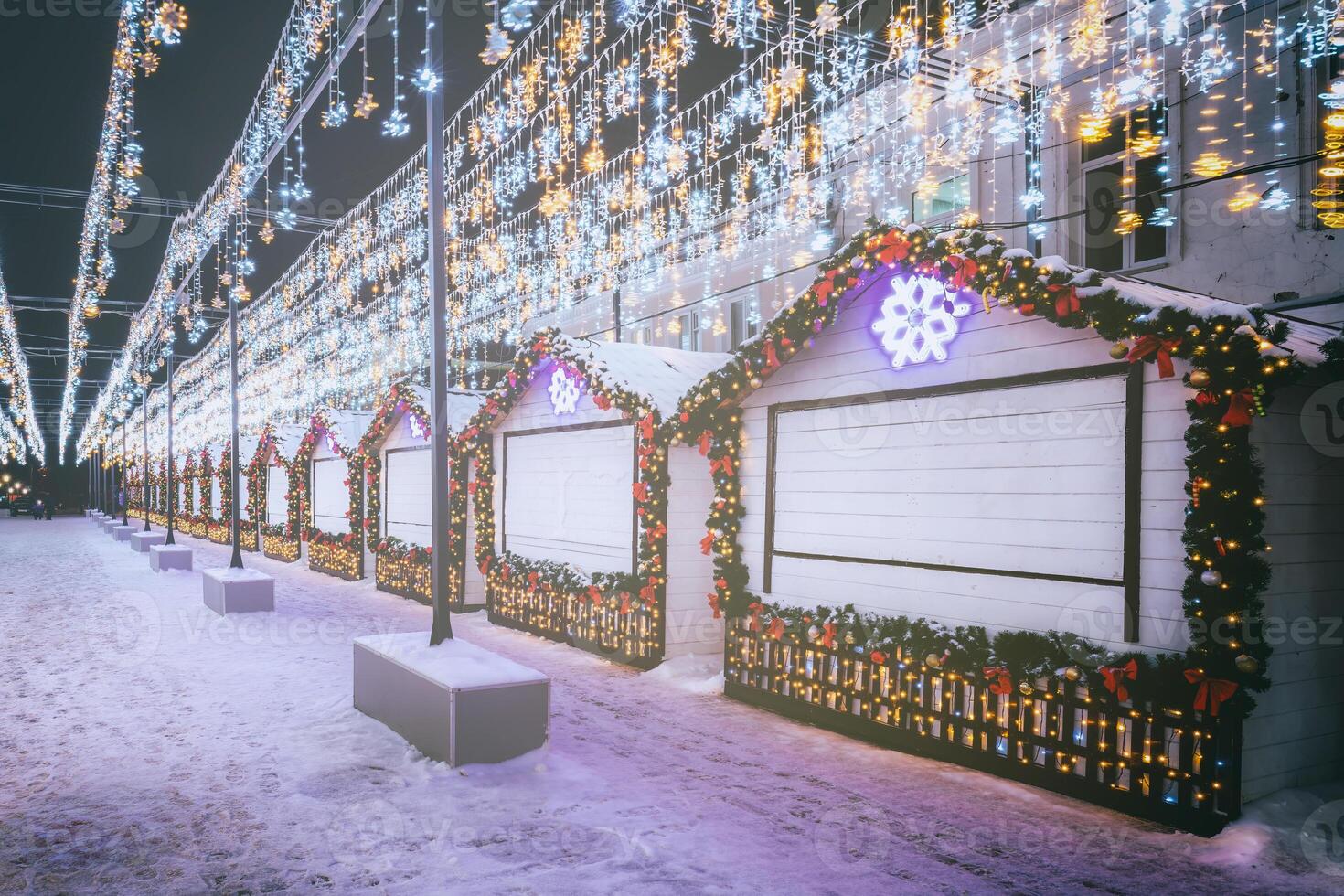 Natal ou Novo anos mercado dentro uma Europa com casas decorado com brinquedo bolas e guirlandas às noite. vintage filme estética. foto