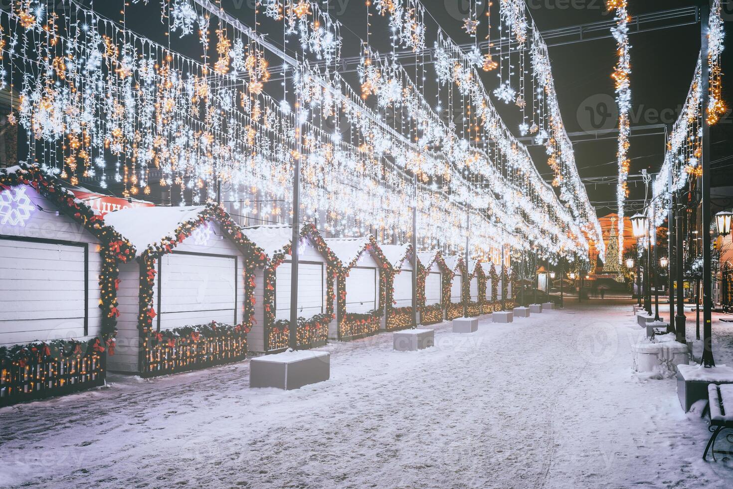 Natal ou Novo anos mercado dentro uma Europa com casas decorado com brinquedo bolas e guirlandas às noite. vintage filme estética. foto