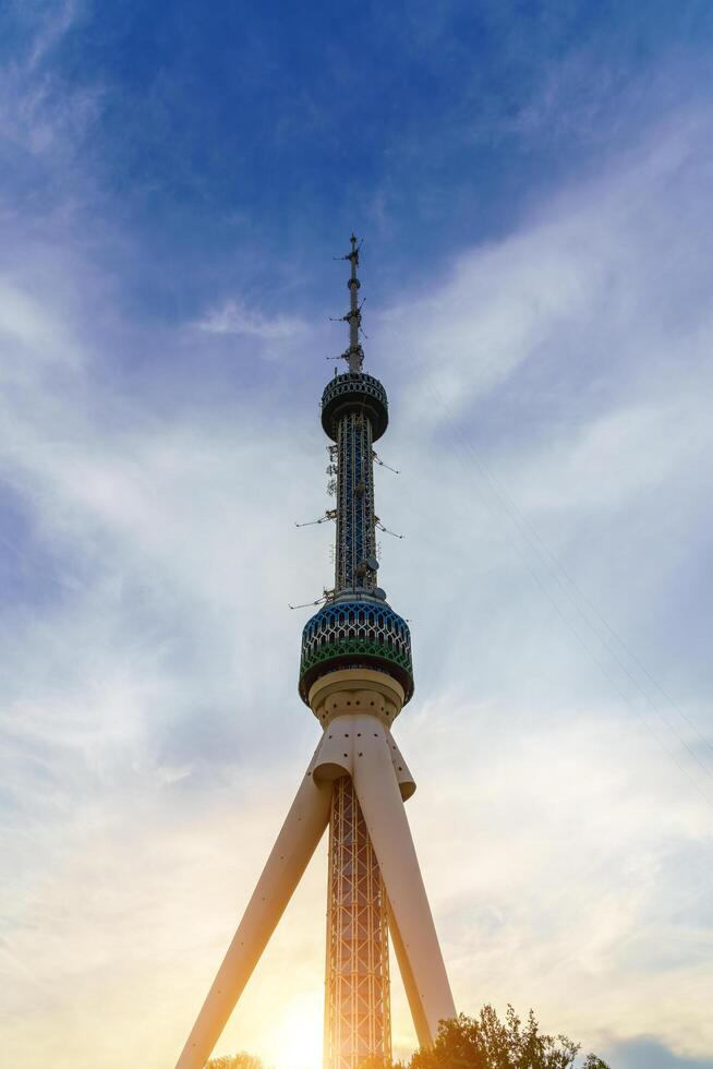 Tashkent televisão torre dentro uzbequistão em uma pôr do sol nublado céu fundo. foto